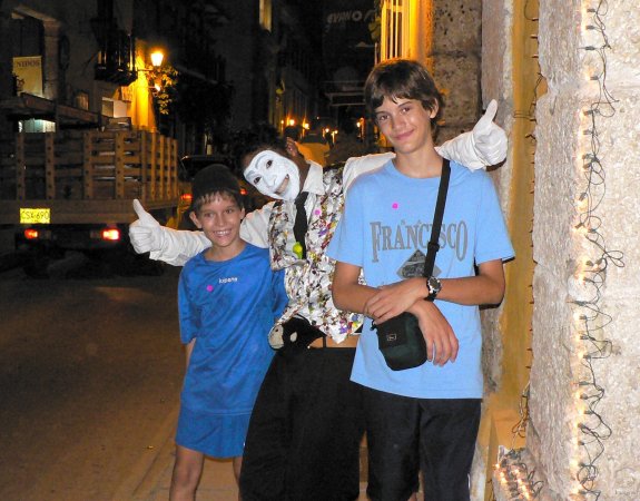 15- Animation dans la rue la nuit 